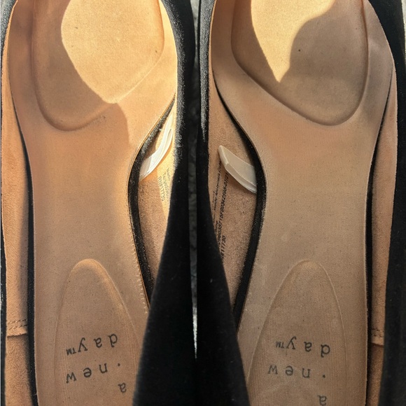 Elegant Black 3in Wedge Pumps - Picture 2 of 5